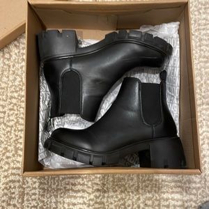 Steve Madden Howler Chelsea lug boots - like new!